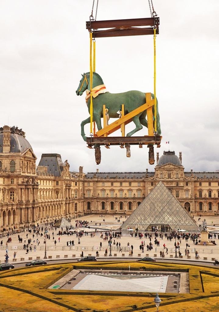 Dépose d'un cheval du quadrige en mars 2023.