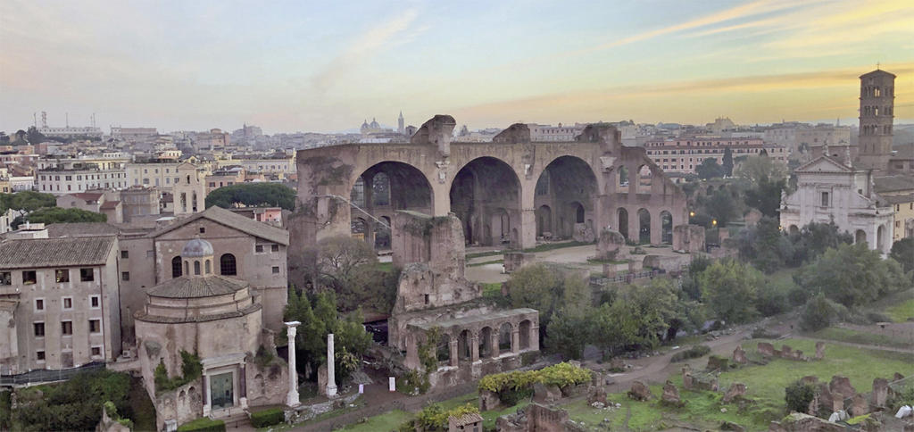 Vue à droite de la basilique de Maxence, à gauche de l’église des Saints-Côme-et-Damien (avec à l’arrière, le forum de la Paix). L’église et la basilique sont séparées par le vicolo delle Carinae qui donne accès à la visite des Horrea Piperataria. 