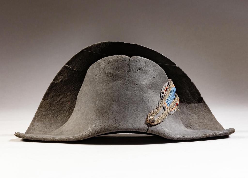 Bicorne de l’Empereur Napoléon Ier en feutre taupé noir dit « en castor », par Poupard, vers 1805-1809. Estimé : 500 000/800 000 €.