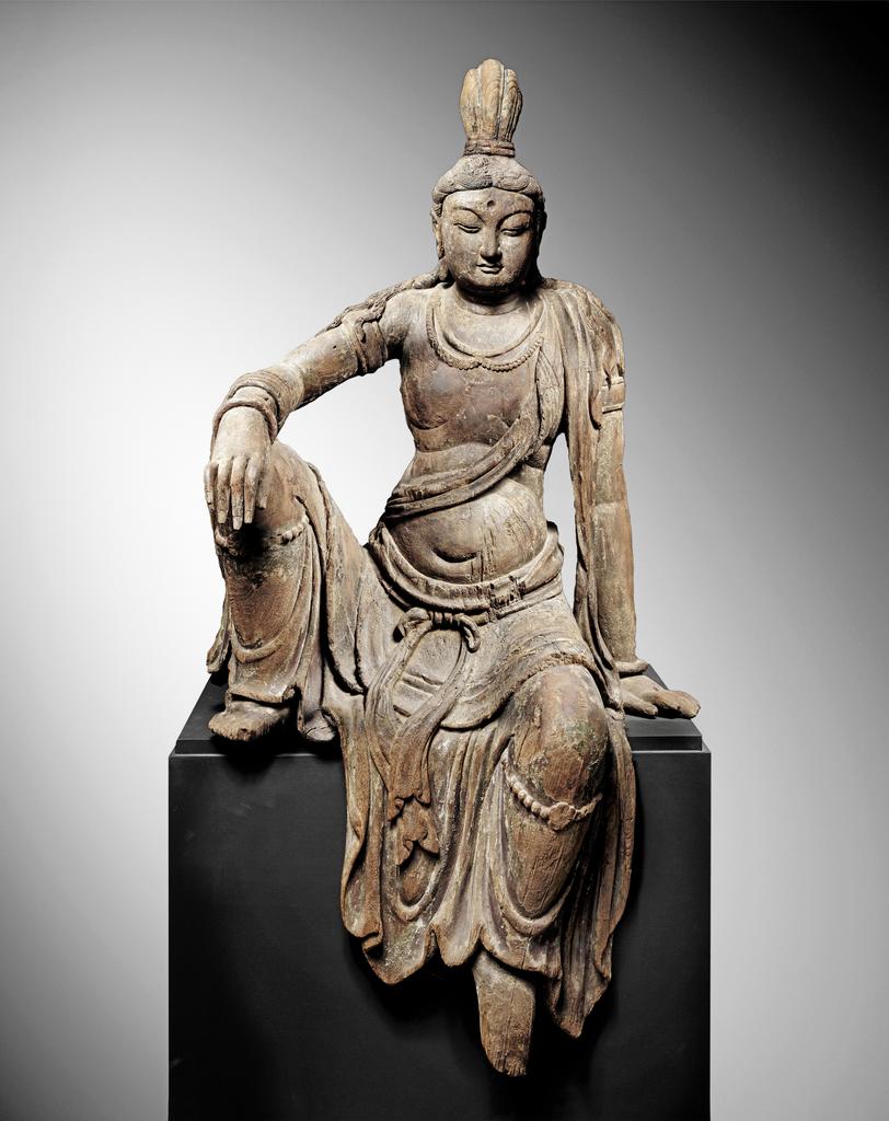 Bodhisattva assis en lalitasana ou « délassement royal », Chine, dynastie Song ou Jin, fin du Xe – début du XIIe siècle. Bois sculpté, H. 123 cm. 