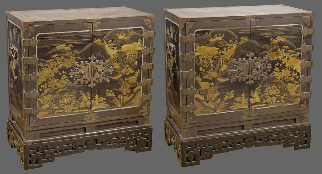 Japon pour l’exportation, époque Edo (1603-1868), XVIIe siècle. Paire de cabinets en laque noire, 88,5 x 99,5 x 52 cm. Vente Paris Drouot, Baron Ribeyre & Associés, 7 avril 2025. Experts : cabinet Portier & Associés. Estimé : 20000/30000 €. Adjugé : 61667 € (frais inclus).