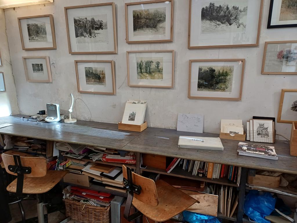 Dans l'atelier, le plan de travail côté sud permet d'accueillir occasionnellement quelques élèves de l'École Estienne.