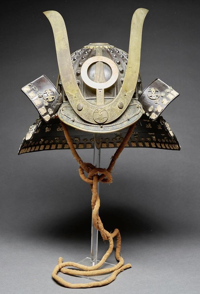 Japon, période Edo, fin du XVIIIe/début du XIXe siècle. Casque de type « kabuto » en fer, H. (bombe) 14 cm ; H. max 31 cm. Vente Paris, Tajan, 3 avril 2025. Experts : cabinet Ansas Papillon & de Léry. Estimé : 3500/4000 €. Adjugé : 4583 € (frais inclus)