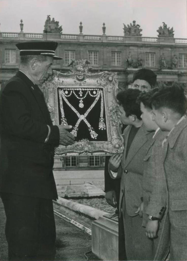 Le collier lors de l’exposition « Marie-Antoinette, archiduchesse, dauphine et reine », présentée en 1955 au château de Versailles. 