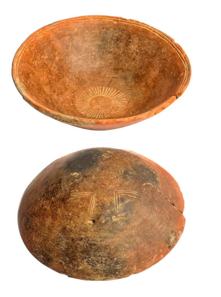 Coupe chasséenne dite en calotte portant un motif solaire gravé à l’intérieur et un motif géométrique sur sa face externe. Sépulture 1 de Villeneuve-Tolosane, fouille L. Méroc en 1960.