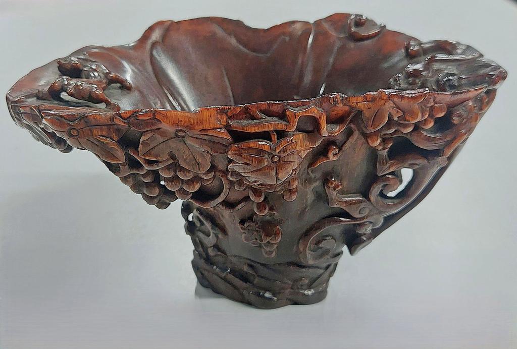 Chine, dynastie Qing, XVIIe-XVIIIe siècle. Coupe libatoire en corne de rhinocéros sculptée, 9,8 x 17 x 10 cm ; poids 258 g. Vente Paris Drouot, Yann le Mouel, 11 mars 2025. Expert : Laurent Schroeder. Estimé : 15 000/20 000 €. Adjugé : 18 750 € (frais inclus).