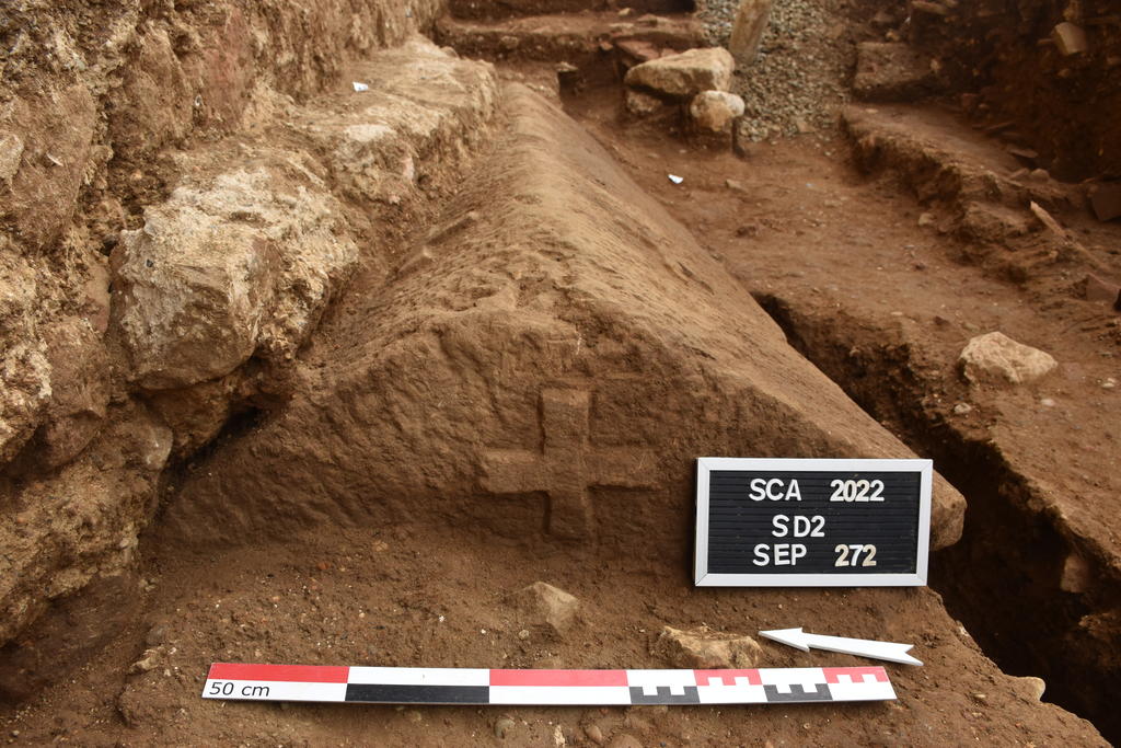 Couvercle du sarcophage SEP 272 décoré de croix pattées. 