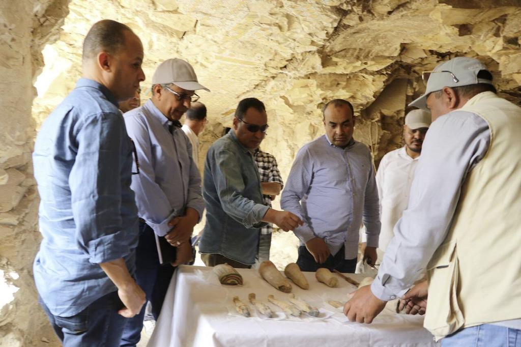 Les archéologues de la mission égyptienne étudient les artefacts retrouvés dans trois tombes en mai 2025.