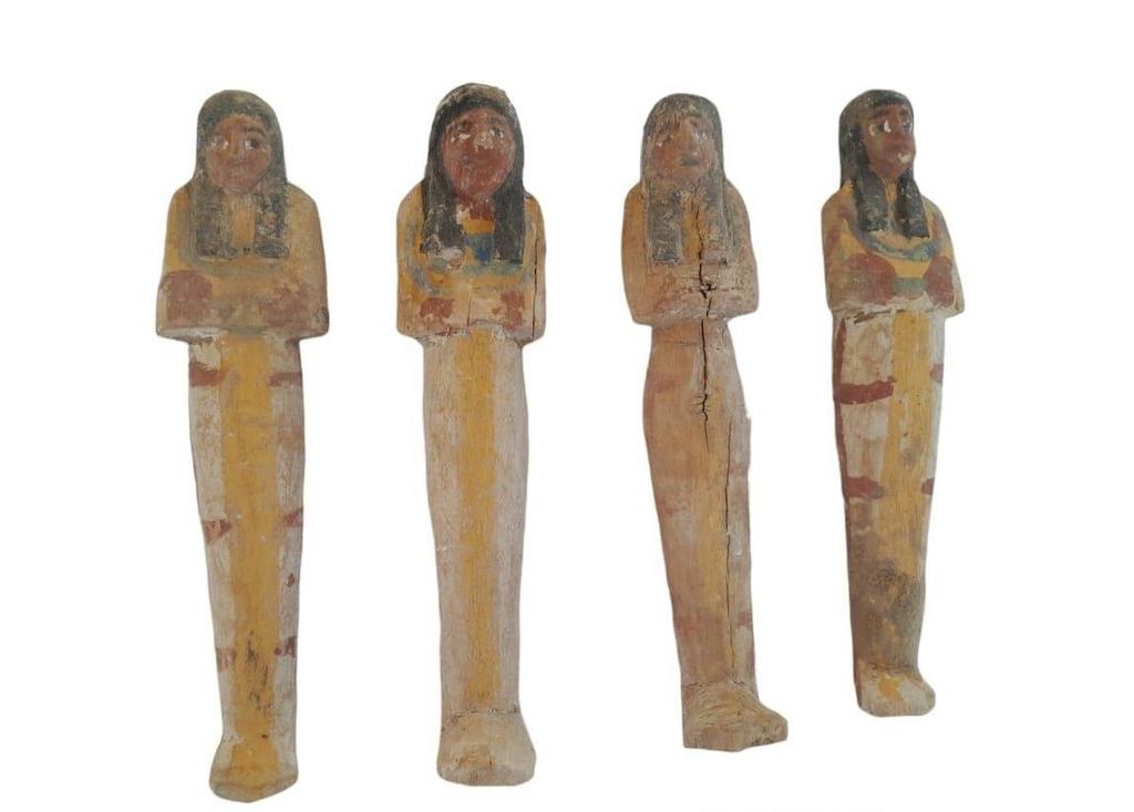 Des statuettes en bois découvertes dans la nécropole de Dra Abou el-Naga en mai 2025.