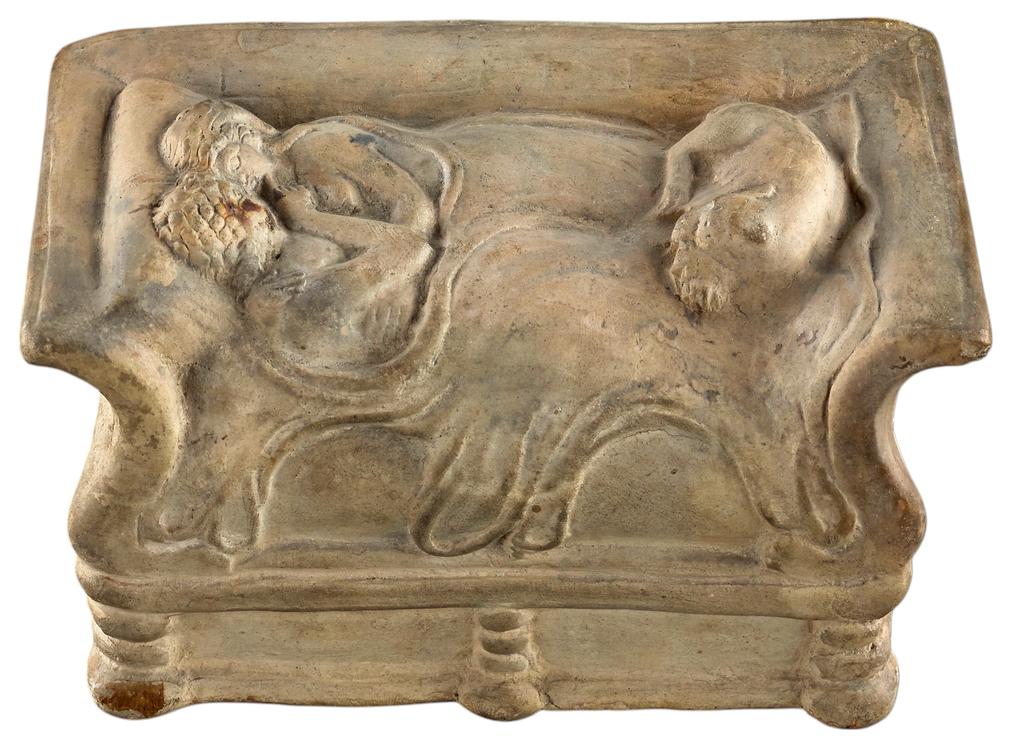 Estampille de Pistillus, ornée d’une scène d’amants. Les œuvres de ce potier d’Autun se retrouvent dans toute la Gaule. Découvert à Bordeaux en 1850.