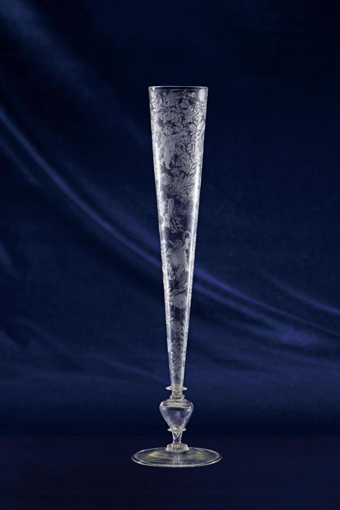 Façon de Venise, Pays-Bas, XVIIe siècle. Verre incolore, 38 x 9 cm. Estimé : 100 000/120 000 € Adjugé : 364 000 € (frais inclus). Vente Paris Drouot, Gros & Delettrez, 25 avril 2025.