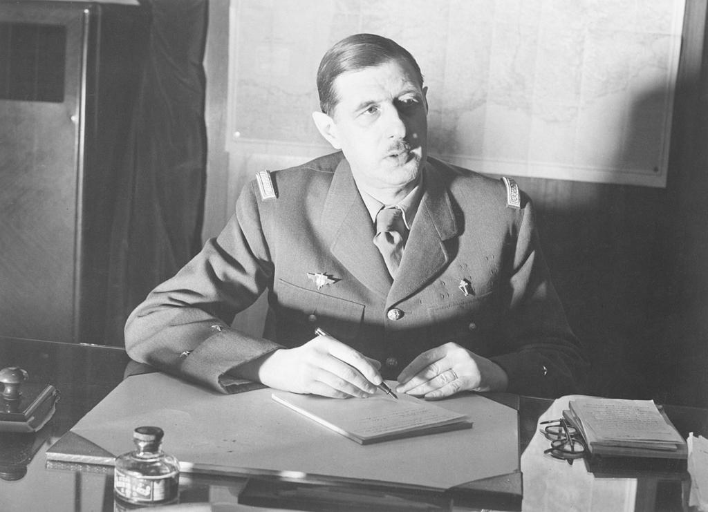 Le général Charles de Gaulle à son bureau à Londres. 