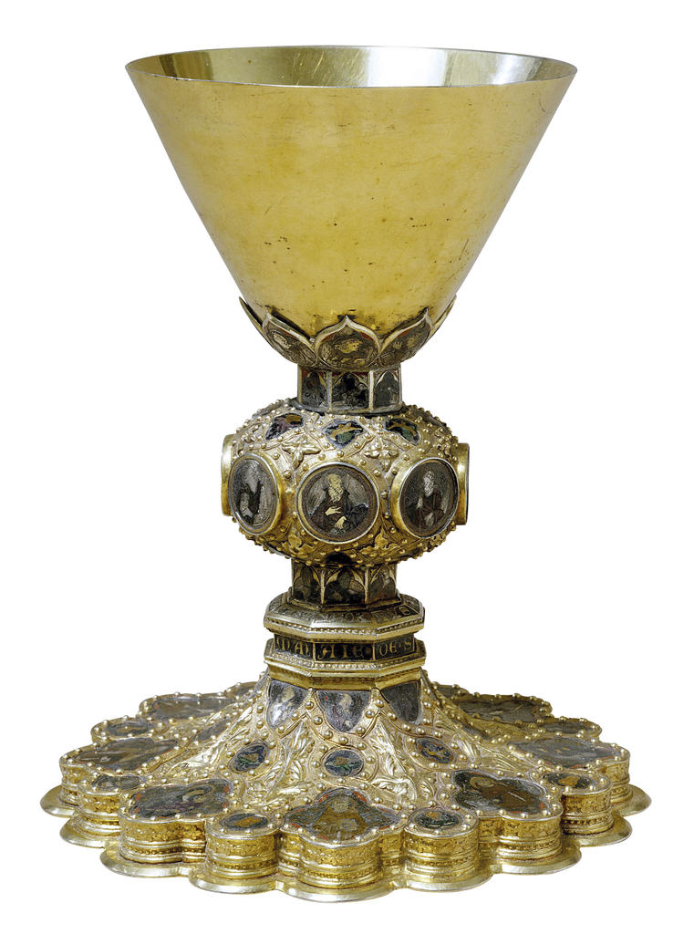 Guccio di Mannaia, calice du pape Nicolas IV, 1288-92. Argent doré, émaux translucides, H. 35 cm. Assise, Museo del Tesoro della Basilica di San Francesco.