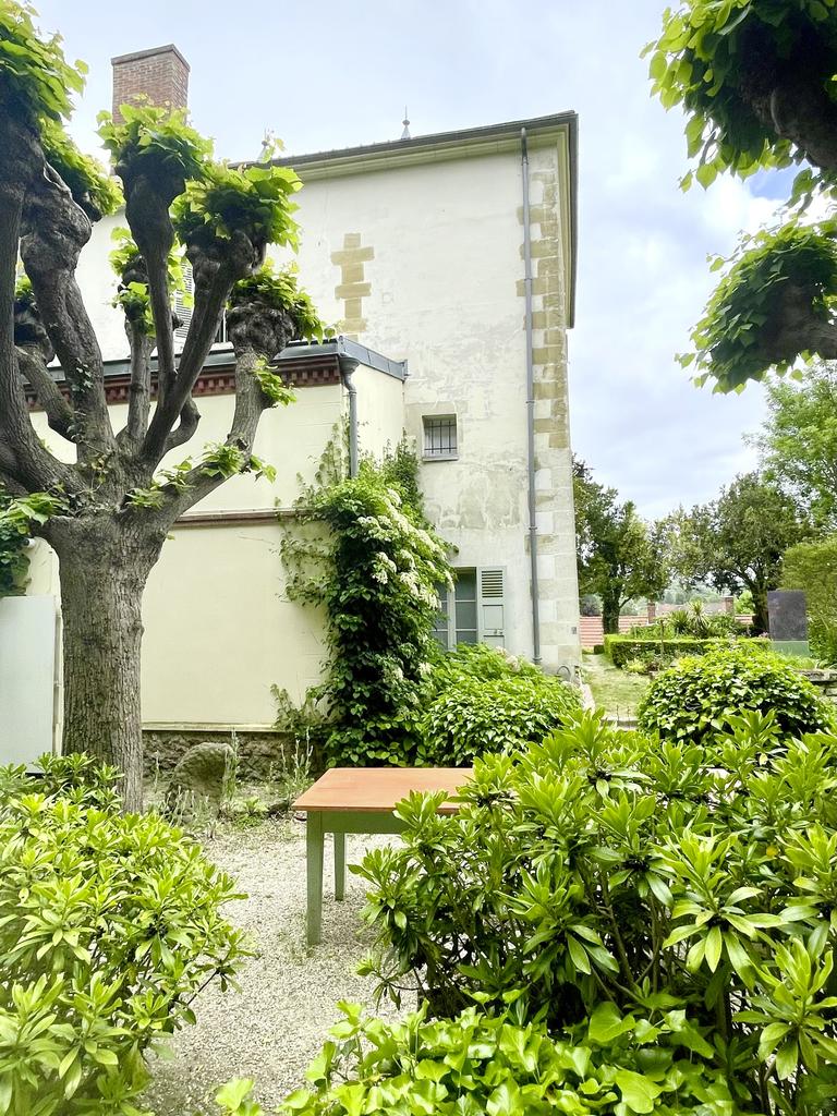 À l'arrière de la maison, la table en bois rouge où Van Gogh peignit le portrait du docteur Gachet a été reconstituée. 