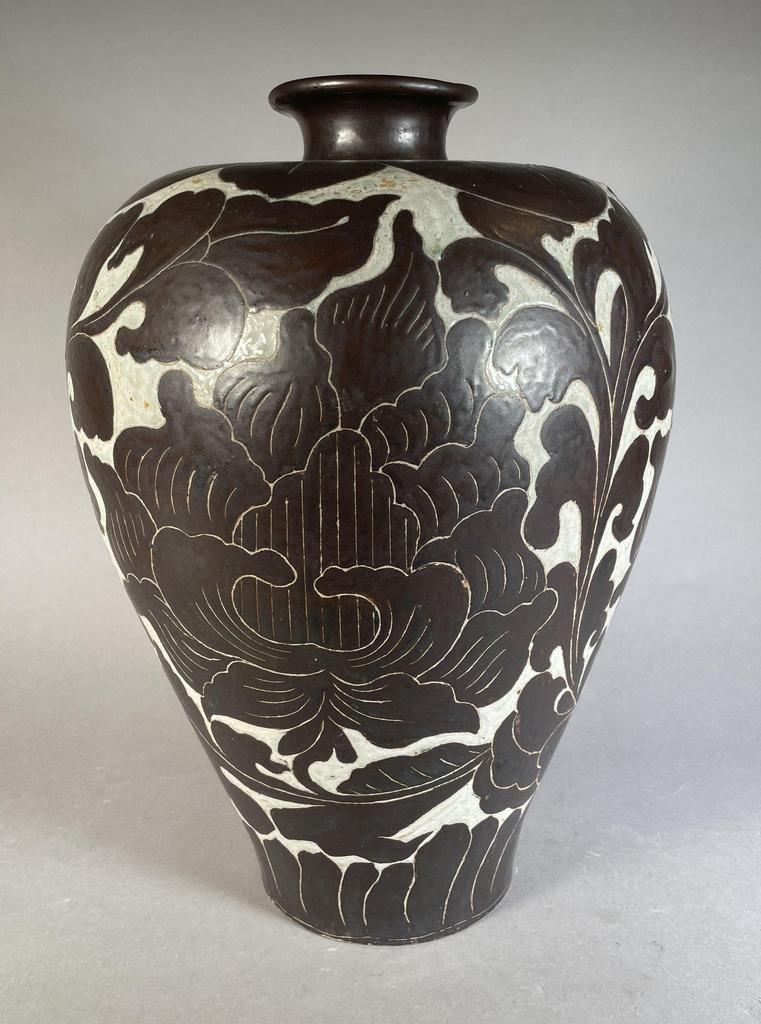 Vietnam, XXe siècle. Jarre pansue en grès vernissé brun et crème, H. 50 cm. Vente Charenton-le-Pont, Crait + Müller, 27 février 2025. Expert : Laurent Schroeder. Estimé : 300/500 €. Adjugé : 2 967 € (frais inclus).