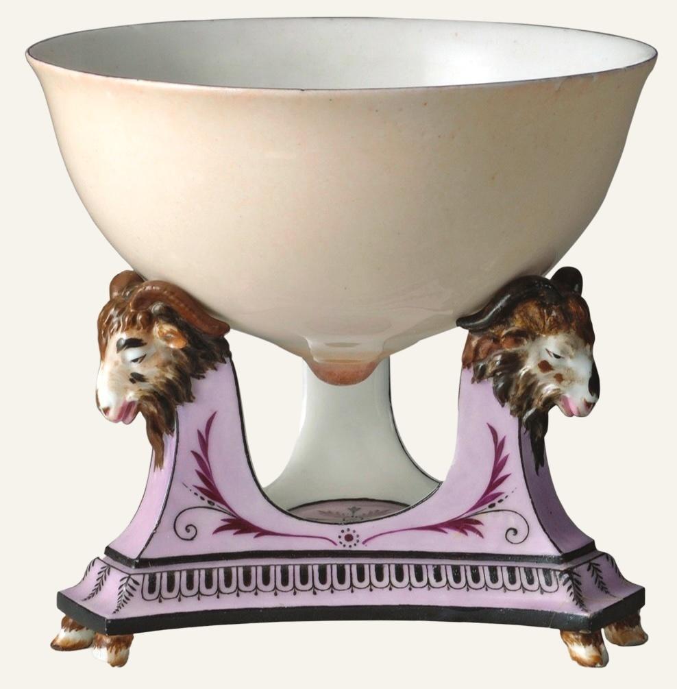 Manufacture de Sèvres, Jatte téton (ou « bol sein ») et son trépied du service de la laiterie de la reine à Rambouillet, 1787. Porcelaine dure, 16 x 13 cm. Sèvres, Manufacture et Musées nationaux.