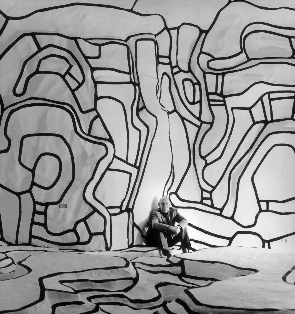Jean Dubuffet dans le Jardin d’hiver à Périgny-sur-Yerres en 1970, avant son installation en 1977 au Centre Pompidou. 