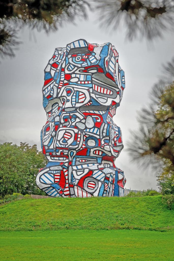 Jean Dubuffet, Tour aux figures, 1988. Époxy peint au polyuréthane sur structure béton, H. 24 m. Issy-les-Moulineaux, parc de l’île Saint-Germain. 