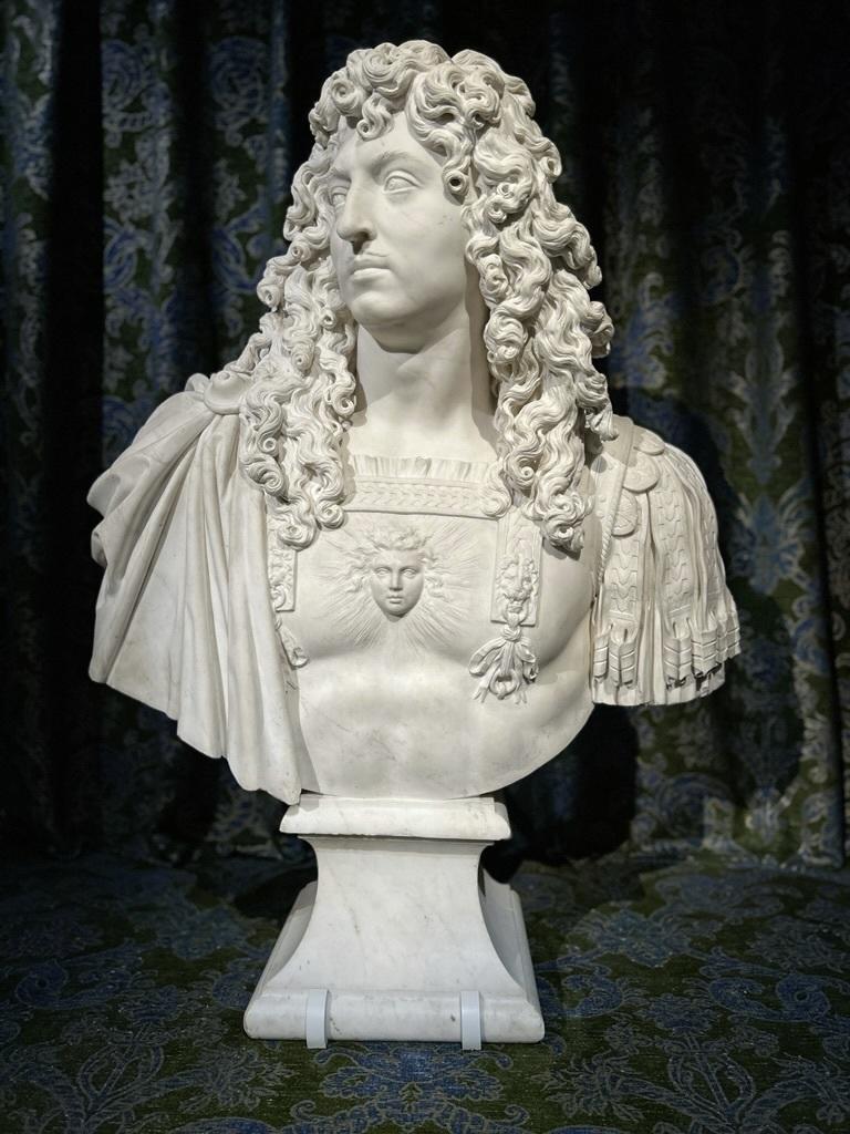 Jean Warin (1604-1672), Louis XIV, roi de France (1638-1715), 1665-1666. Marbre blanc, 106 x 85 x 50 cm. Versailles, châteaux de Versailles et de Trianon. 