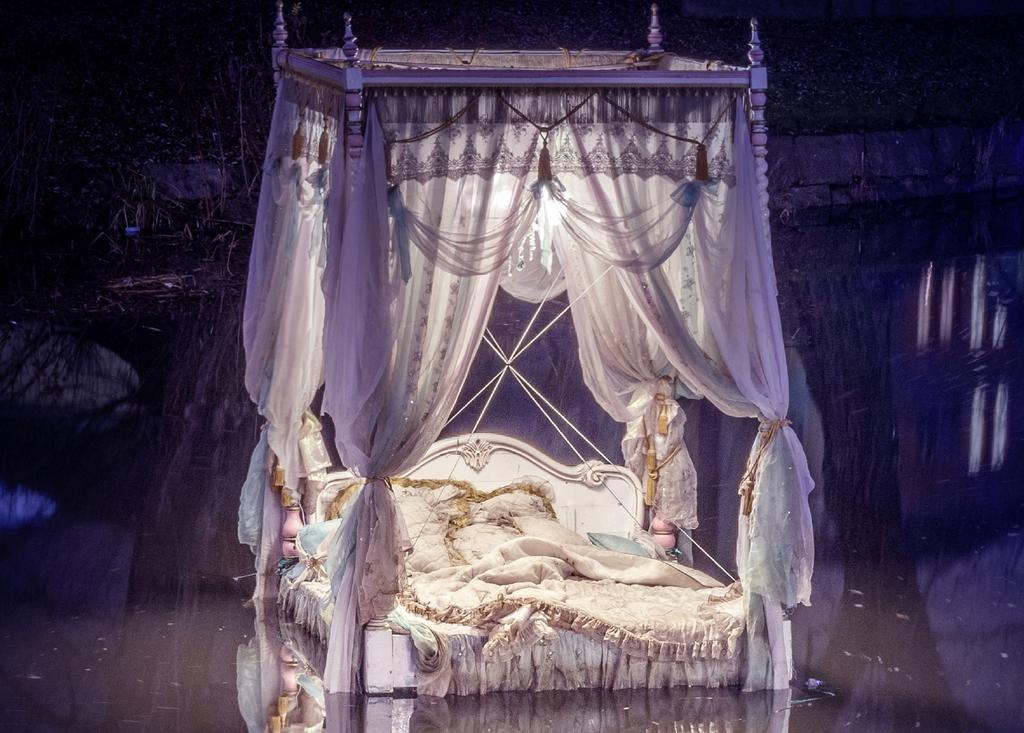 Détail de la couverture de l'ouvrage Le kitsch ou le naufrage du sublime, sous la direction de Franz Johansson et Mathilde Vallespir.