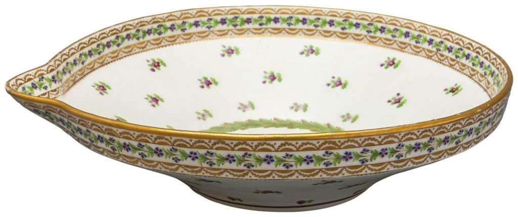 Manufacture dite « de la reine », rue Thiroux à Paris, terrine ou jatte à lait provenant peut-être du service de la laiterie au Hameau de la reine dans le parc du Petit Trianon, 1786. Porcelaine dure, 8,5 x 31,2 cm, Versailles, musée national des châteaux de Versailles et de Trianon.
