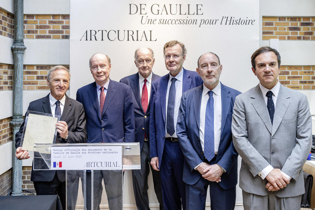 Le manuscrit de l’Appel du 18 juin vient d’être remis par la famille du général de Gaulle aux Archives nationales. De gauche à droite : Nicolas Orlowski (PDG Artcurial), Charles de Gaulle, Yves de Gaulle, Jean de Gaulle, Pierre de Gaulle et Stéphane Aubert (Directeur Associé et Commissaire-priseur Artcurial).