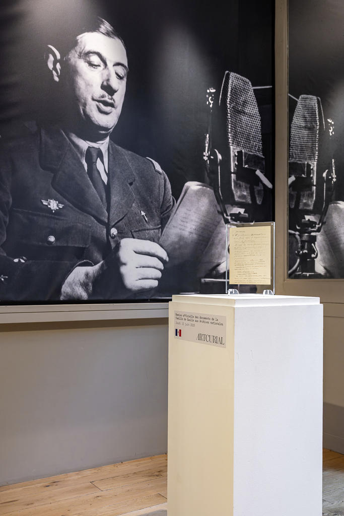 Le manuscrit de l’Appel du 18 juin présenté chez Artcurial lors de sa remise aux Archives nationales par les descendants du général le 12 juin 2025. 