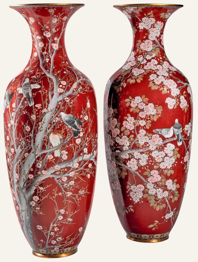 Japon, période Showa (1926-1989). Paire de vases balustres en bronze et émaux cloisonnés polychromes sur fond rouge, H. 181,8 cm. Vente Paris Drouot, Thierry de Maigret, 14 mars 2025. Experts : cabinet Portier & Associés. Estimé : 3 000/5 000 € Adjugé : 101 400 € (frais inclus)