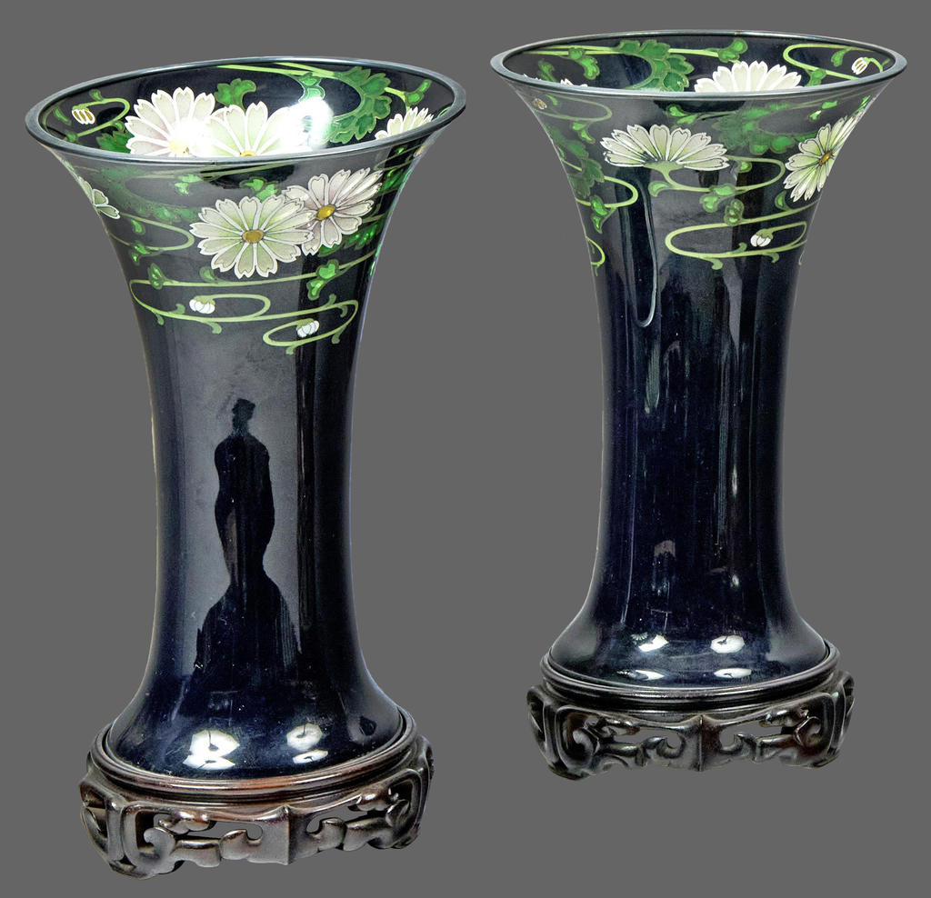 Japon, période Meiji (1868-1912). Paire de vases cornet en émaux cloisonnés et plique-à-jour, H. 18,5 cm. Vente Paris Drouot, Jean-Marc Delvaux, 10 avril 2025. Experts : cabinet Portier & Associés. Estimé : 400/600 €. Adjugé : 19200 € (frais inclus).
