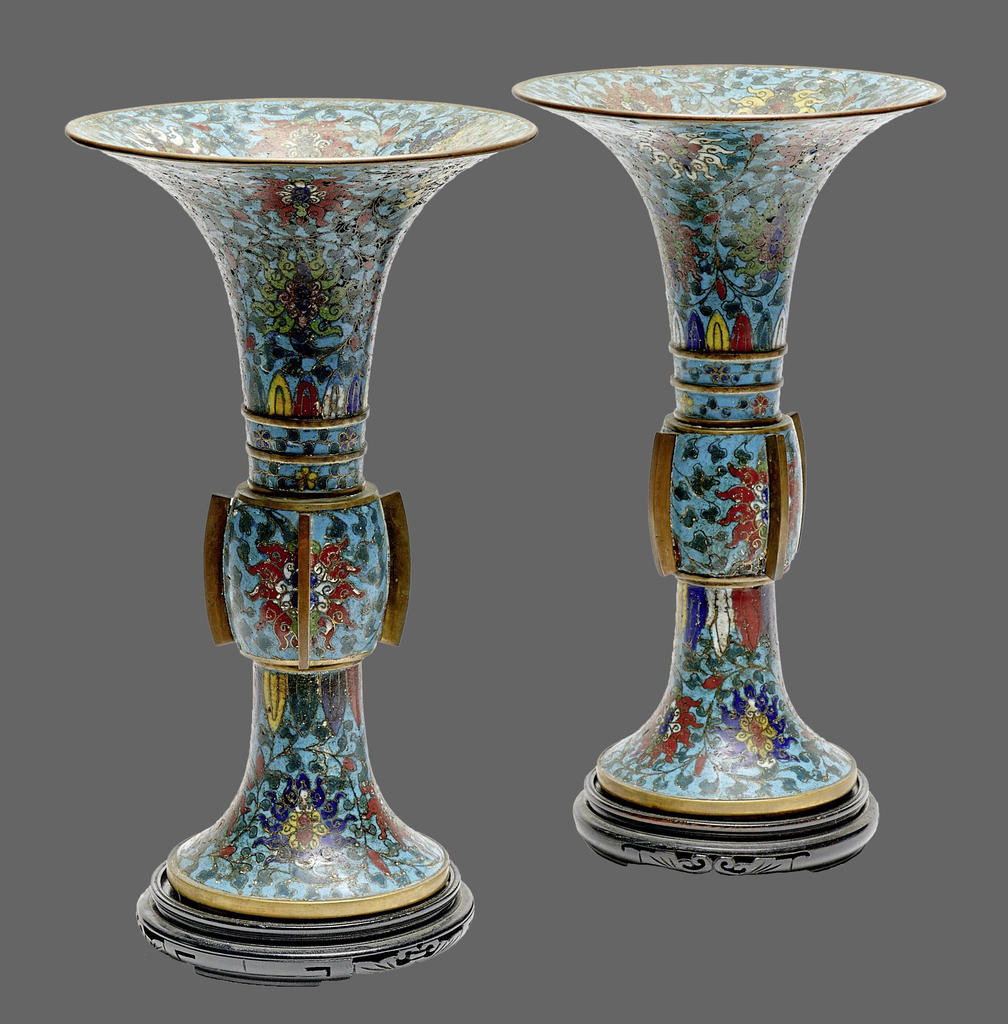 Chine, dynastie Ming, XVIIe siècle. Paire de vases de forme cornet à col évasé en bronze et émaux cloisonnés, H. 32 cm. Vente Paris Drouot, Pescheteau-Badin, 4 avril 2025. Experts : cabinet Portier & associés. Estimé : 3000/4000 €. Adjugé : 3640 € (frais inclus).