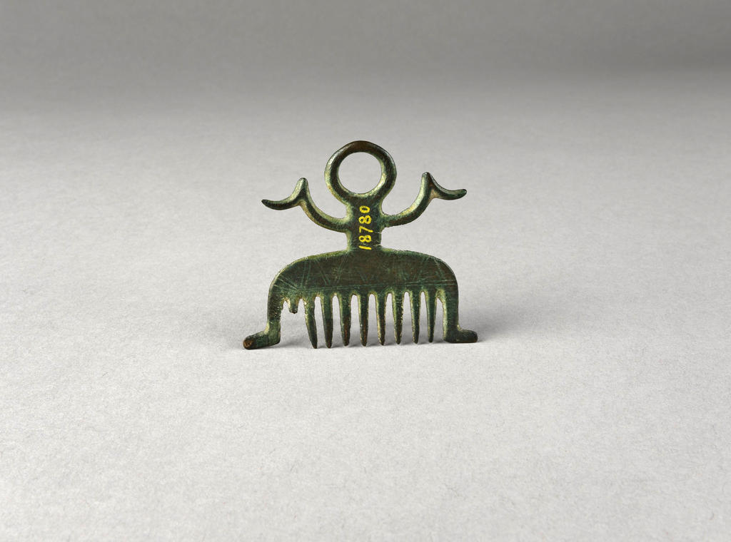 Pendeloque en bronze en forme de peigne. Dôle (Jura) ? Vers 900-800 avant notre ère.