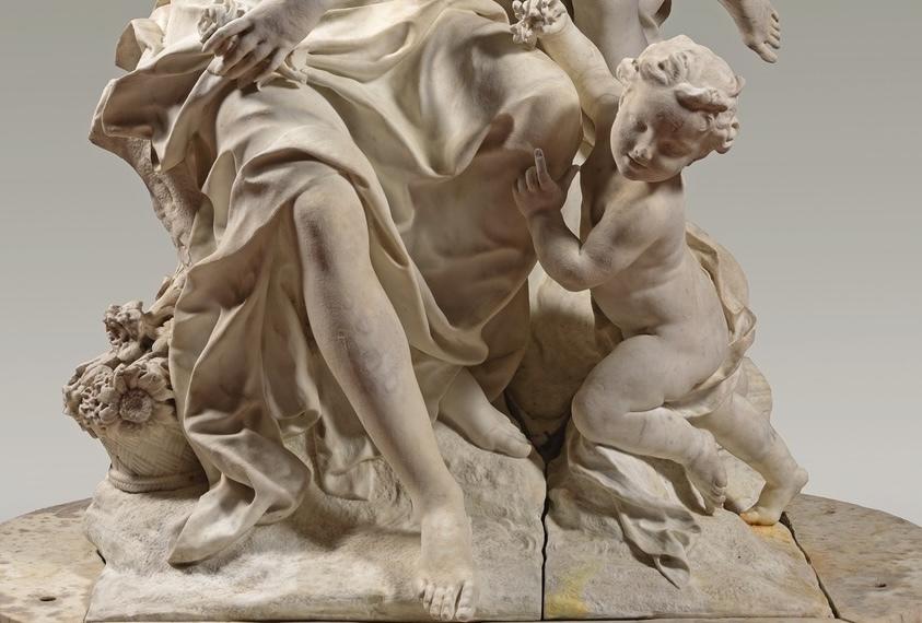 Philippe Bertrand (1664-1724), René Frémin (1672-1744) et Jacques Bousseau (1681-1740), Zéphyr et Flore (détail), 1713-1726. Groupe, marbre, 213 x 150 x 126 cm (terrasse rapportée : 8 x 150 x 140 cm). Gravé sur la plinthe de la terrasse : ZEPHIRE ET FLORE. Versailles, musée national des châteaux de Versailles et de Trianon.