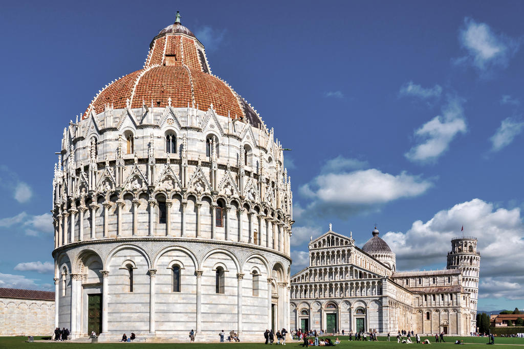 La Piazza del Duomo de Pise : le baptistère au premier plan, la cathédrale (Duomo) au second et, sur la droite, la tour.