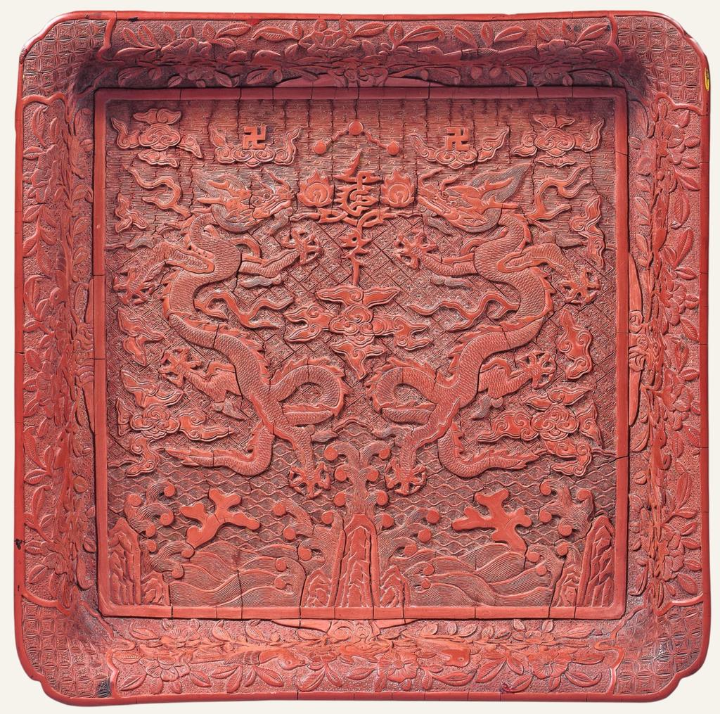 Chine, dynastie Ming, règne de Wanli (1572-1620). Plateau en laque rouge sculptée de deux dragons, 5 x 25,5 x 25,5 cm. Vente Paris Drouot, Beaussant Lefèvre & Associés, 28 mars 2025. Experts : cabinet Portier & Associés. Estimé : 15 000/20 000 € Adjugé : 81 400 € (frais inclus)