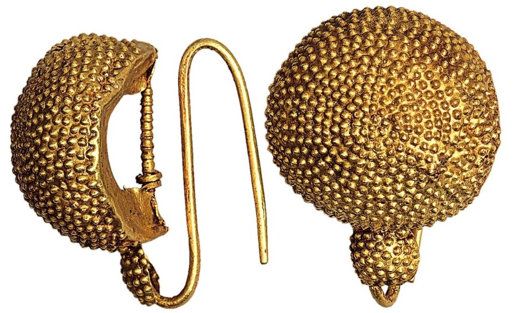 Boucles d’oreille en demi-sphères. I er siècle, 3 × 2 cm. Torre Annunziata, Villa B. Parc archéologique de Pompéi.