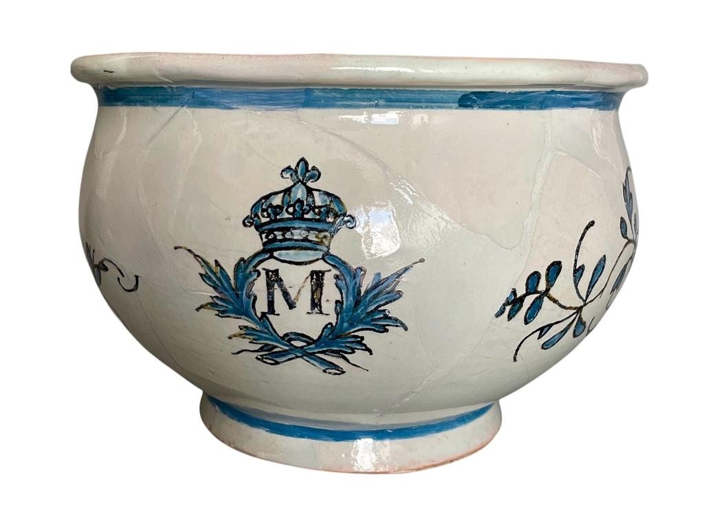 Pot de chambre trouvé dans le comblement de la fosse des lieux (latrines) des Communs.