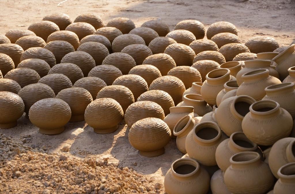 Poteries en train de sécher dans un village du district de Kompong Speu, au Cambodge. Ce village est le dernier à utiliser la technique du battoir et de l’enclume, déjà pratiquée pour la fabrication des terres cuites khmères.