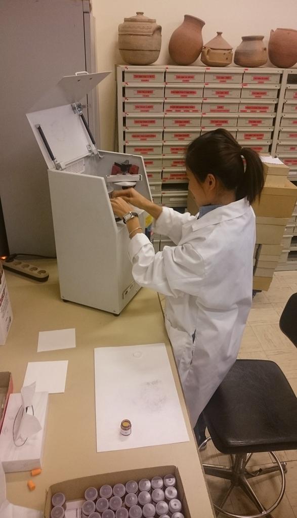 Préparation des échantillons pour analyses XRF, par Hong Ranet, céramologue cambodgienne en stage au laboratoire de céramologie de la Maison de l’Orient et de la Méditerranée à Lyon.