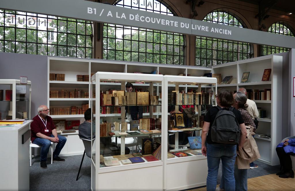 Le stand À la découverte du livre ancien.