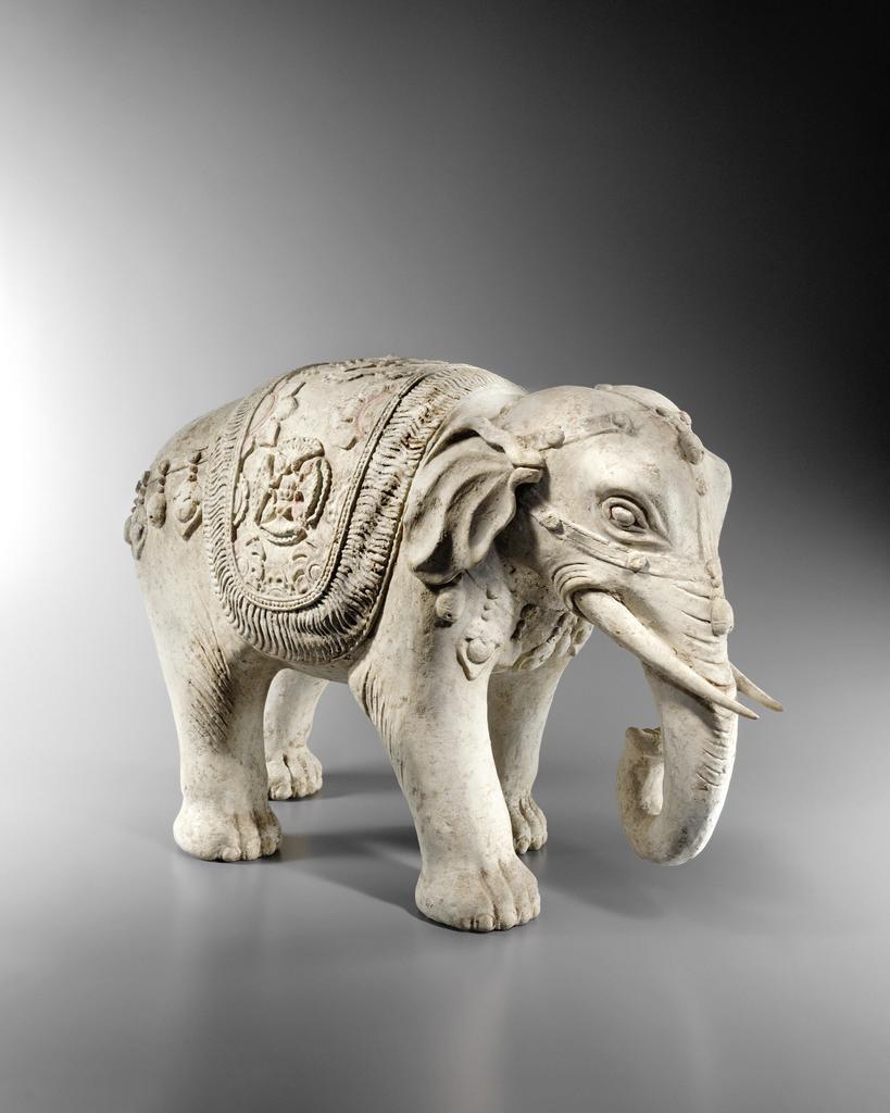 Statuette d’éléphant marchant, Chine, dynastie Tang (618-907). Terre cuite, traces de polychromie, 60 x 40 cm. 