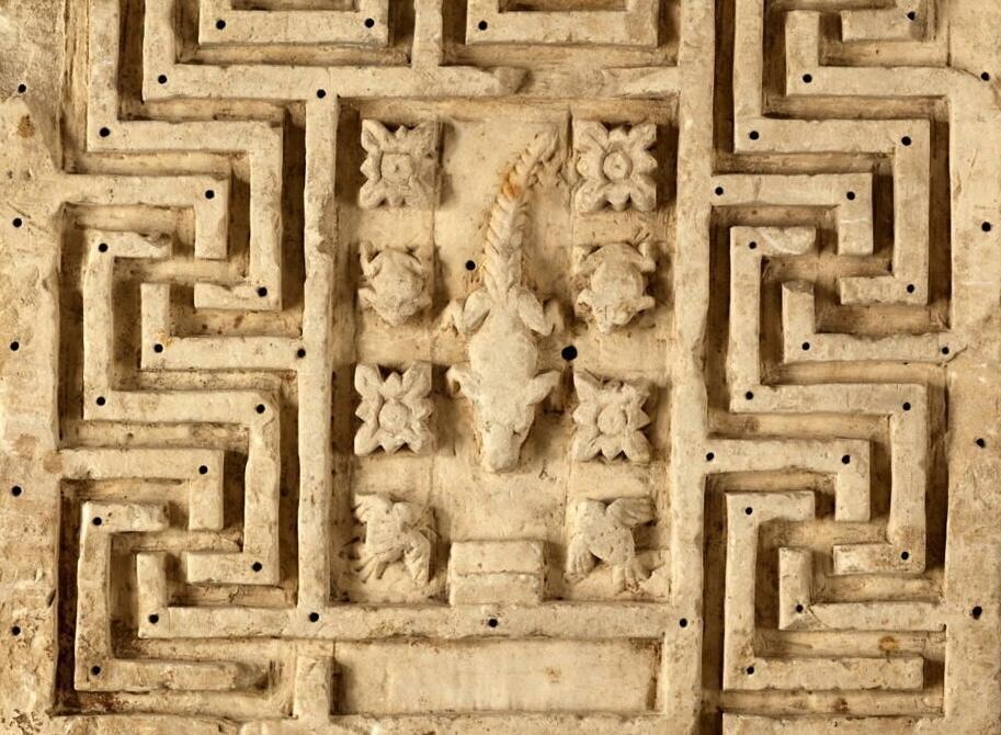 Table d’offrandes en labyrinthe en calcaire sculpté (détail), vers 332-395 avant notre ère. Paris, musée du Louvre, DAE.