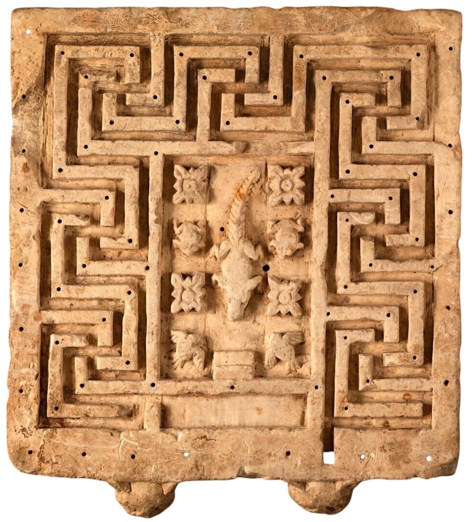 Table d’offrandes en labyrinthe en calcaire sculpté, vers 332-395 avant notre ère. Paris, musée du Louvre, DAE. 