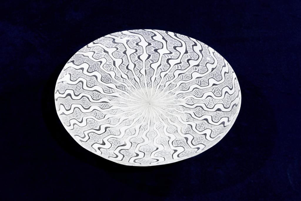 Tazza à piédouche, Venise, XVIe siècle. Verre incolore à décor de fili et retortoli blancs, 5,5 x 25 cm. Estimé : 55 000/60 000 € Adjugé : 78 000 € (frais inclus). Vente Paris Drouot, Gros & Delettrez, 25 avril 2025.