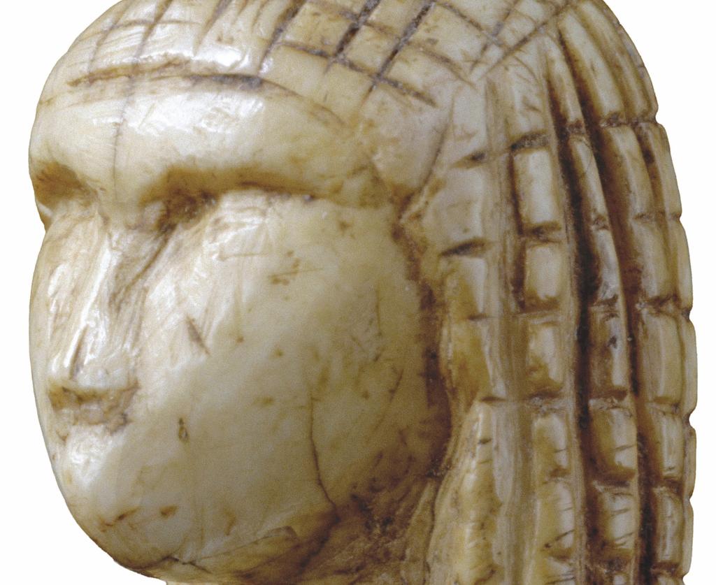 Tête féminine dite « Dame de Brassempouy » ou « Dame à la capuche » (détail) provenant de la grotte du Pape à Brassempouy (Landes). Ivoire, Paléolithique supérieur (Gravettien). Fouilles d’Édouard Piette, 1894.