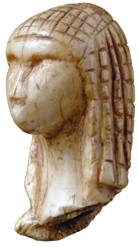 Tête féminine dite « Dame de Brassempouy » ou « Dame à la capuche » provenant de la grotte du Pape à Brassempouy (Landes). Ivoire, Paléolithique supérieur (Gravettien). Fouilles d’Édouard Piette, 1894.