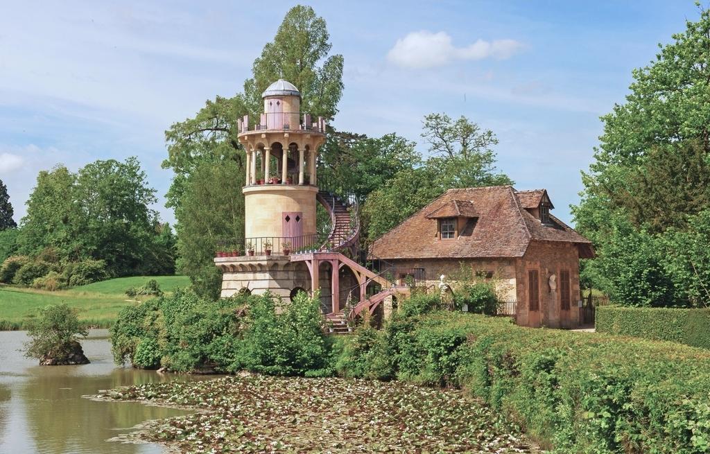 La tour de Marlborough et la laiterie de propreté au Hameau de la reine dans le parc du Petit Trianon.