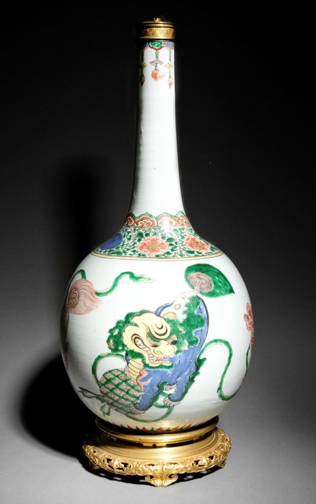 Chine, période Kangxi (1661-1722). Vase bouteille en porcelaine polychrome, H. 50 cm. Vente Paris Drouot, Giquello, 4 avril 2025. Experts : cabinet Portier. Estimé : 1500/2000 €. Adjugé : 5070 € (frais inclus).