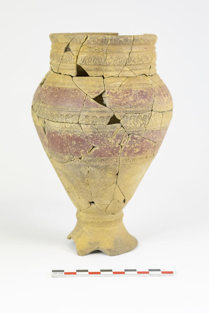 Vase funéraire découvert dans la sépulture à crémation. 