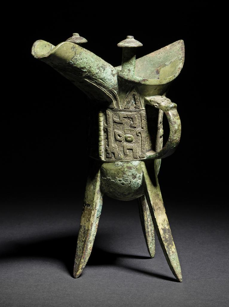 Chine, dynastie des Shang (1600-1045 avant J.-C.). Vase rituel à boisson fermentée jue en alliage de cuivre, H. 19,5 cm ; poids 723 g. Vente Paris Drouot, Ader, 28 février 2025. Expert : cabinet Frantz Fray et Laurence Souksi. Estimé : 30 000/40 000 €. Adjugé : 75 400 € (frais inclus).