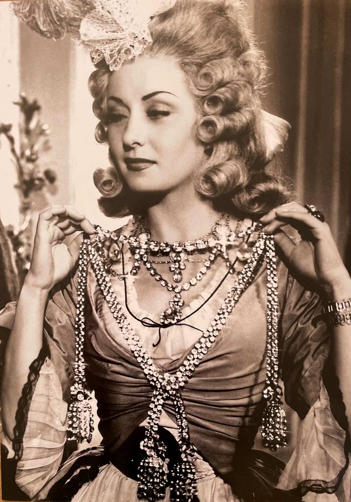 Dans L’Affaire du collier de la Reine, réalisé par Marcel L’Herbier en 1946, l’actrice Viviane Romance incarne la comtesse Jeanne de La Motte-Valois : elle arbore la réplique du collier aujourd’hui proposée aux enchères par Artcurial.